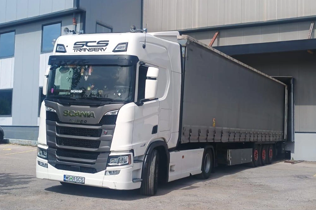 ansamblu camion si semiremorca cu prelata pentru transport marfuri generale