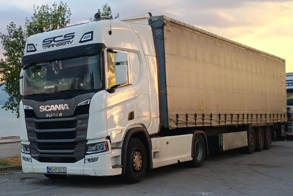 camion Scania si semiremorca cu prelata pentru transport marfuri generale