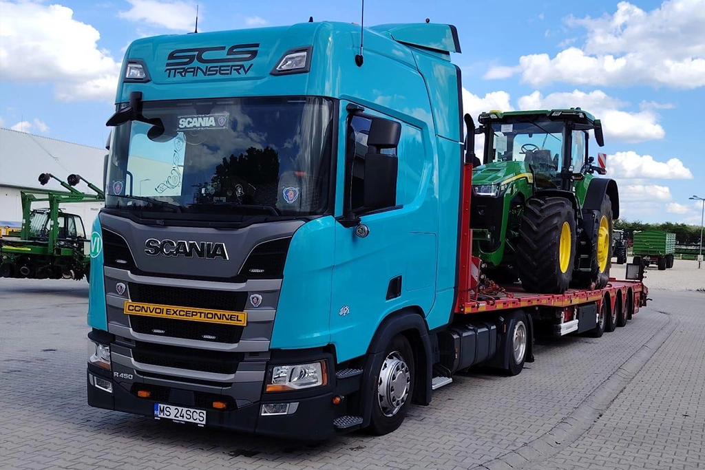 transport agabaritic internatiional de utilaje pe platforma extensibila