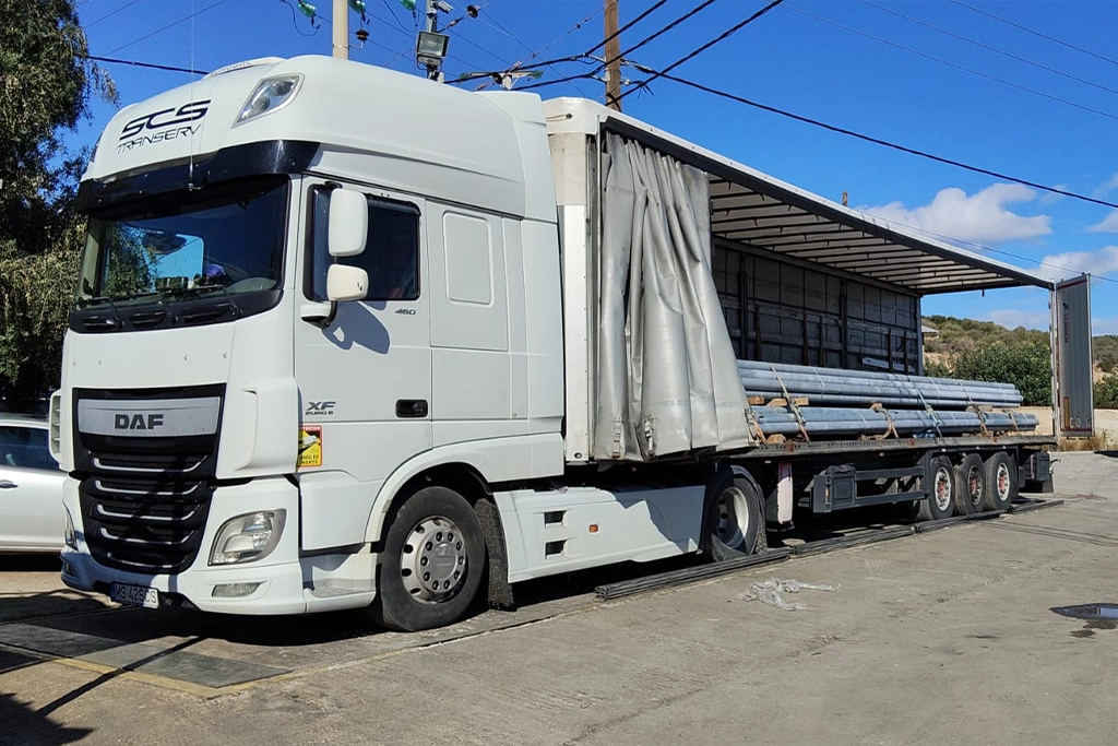 camion Daf si semiremorca cu prelata pentru transport de marfuri generale